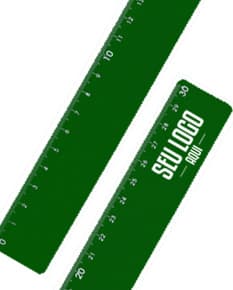 Régua Plástica 30cm - Ferramenta de medição de precisão para trabalhos escolares e projetos profissionais. Feita em plástico resistente, com marcações em centímetros e milímetros para garantir medidas exatas. Ideal para uso em escritórios, escolas, carpintaria e em projetos de engenharia e arquitetura. Garanta um trabalho preciso e com qualidade.