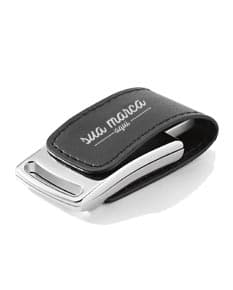 Pen Drive Couro 8GB - 02: Armazene seus arquivos com estilo e sofisticação. Ideal para escritório, negócios e uso pessoal. Conexão USB, design compacto em couro preto e capacidade de 8GB. Leve, prático e moderno. Adquira já o seu!