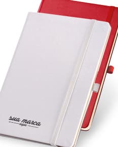 Moleskine 18x12 cm ideal para escrita, estudo e organização. Capa em couro, páginas em branco e fechamento com elástico para total proteção. Perfeito para o escritório ou para anotações pessoais. Adquira já o seu!