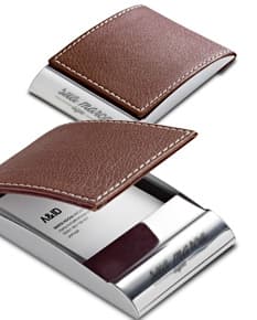 Carteira de couro marrom para cartões de visita e documentos. Perfeita para organizar e proteger seus pertences com estilo. Ideal para uso no escritório ou reuniões de negócios. Feita com material de alta qualidade, garante segurança e sofisticação. Adquira já o seu!