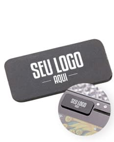 Protetor para câmera com design ergonômico e resistente, na cor preta, utilizado para proteger a lente da câmera contra arranhões e poeira.