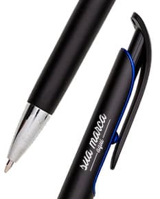 Caneta plástica preta de escrita suave para o seu escritório ou estudos. Ideal para assinatura de documentos, planejamentos financeiros e muito mais. Adquira já a sua!