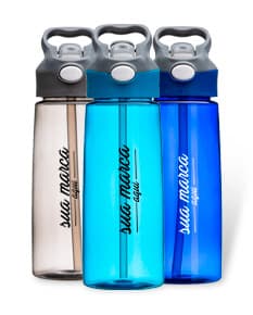 Squeeze Plástico 650ml - Garanta praticidade e estilo com o nosso squeeze plástico de 650ml. Ideal para manter-se hidratado durante o dia a dia, seja no trabalho, na academia ou nos momentos de lazer. Leve, resistente e fácil de limpar, este squeeze é perfeito para quem busca cuidar da saúde e do meio ambiente. Escolha a sua cor favorita e tenha sempre sua bebida preferida à mão. Aproveite! #squeeplástico #650ml #praticidade #saúde #meioambiente #hidratação