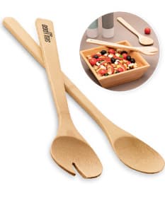 Conjunto de 2 talheres para salada em aço inoxidável, com cabos de madeira clara e design elegante.