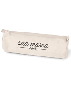 Estojo para lápis de algodão amarelo em formato de cubo, com capacete em forma de tomada e diversos objetos como caneta, borracha, cápsulas de medicamentos, queijo, botão e teclas de computador espalhados ao redor. A imagem é moderna e detalhada, com foco nos elementos de saúde e negócios.