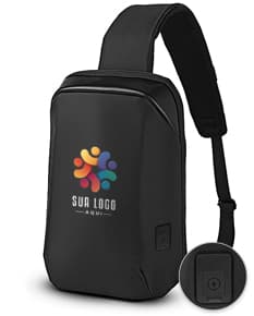 Mochila transversal preta com diversos bolsos e compartimentos, ideal para transportar laptop, dispositivos eletrônicos e materiais de trabalho. Perfeita para quem busca praticidade e organização no dia a dia.