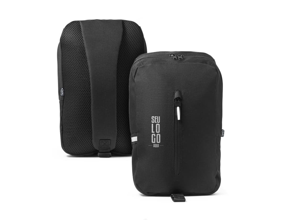 Homem de terno preto segurando uma mochila tiracolo feita de rPET com refletores.