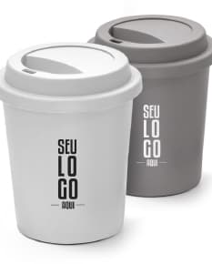 Copo de viagem 350ml c/ tampa em metal e plástico na cor preta e prateada, design industrial, com tampa fechada e capacidade para líquidos quentes.