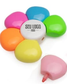 Marca Texto Flor é um conjunto colorido de marcadores de texto, com design brilhante e elementos em forma de esfera, símbolos e botões circulares em tons de amarelo, laranja, rosa, roxo e azul. São itens perfeitos para festas, celebrações e decorações, trazendo diversão e vibração para qualquer ocasião especial.