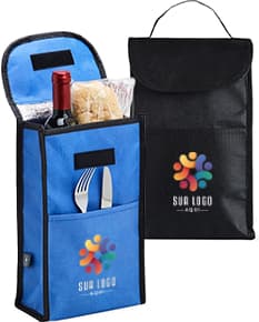 : "Bolsa térmica rPET 4L c/ bolso frontal em metal prateado e amarelo, com design eletrônico e um único botão amarelo, feito de plástico reciclado (rPET) e com um recipiente interno. Perfeito para compras, transporte de alimentos, ou como presente. Ideal para manter alimentos frescos ou quentes por várias horas."