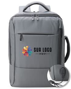 Mochila de couro sintético preta com detalhes em metal, possui capacidade de 23 litros e conta com suporte para garrafa, alça de mão e alças ajustáveis para as costas. Ideal para viagens, esportes e aventuras ao ar livre.