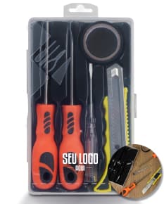 Kit de ferramentas de 5 peças em metal prateado e preto. Tecnologia moderna e equipamento eletrônico, com botões, display e alto-falantes integrados. Ideal para negócios, música e entretenimento.