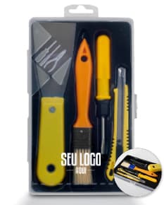 Kit de Ferramentas 4 Peças: Ideal para trabalhos de carpintaria e reparos em geral. Inclui chave de fenda, alicate, chave inglesa e martelo. Feito em aço resistente e com cabo ergonômico para facilitar o uso. Tenha sempre as ferramentas certas à mão com esse kit completo. Ideal para uso em casa, na indústria ou na marcenaria. Adquira já o seu!