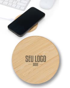 Carregador de indução com design em bambu e luz LED. Ideal para carregar dispositivos eletrônicos de forma prática e moderna.