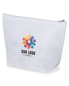 Envelope, container e papel de notepad em branco sobre uma mesa, ao lado de um caderno, folder, e bloco de notas vazio. Objeto de mensagem vazio em um escritório de negócios. Configuração de escritório com itens de papelaria e embalagem de presentes.