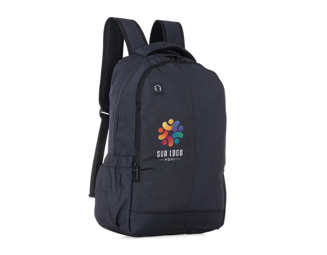 Mochila em poliéster para notebook, ideal para viagens de negócios e lazer. Design moderno em preto, elegante e prático, com compartimentos para organização. Leve e resistente, perfeita para quem busca estilo e praticidade. Compre já!