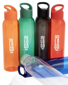 Garrafa plástica 700ml: Ideal para se manter hidratado ao longo do dia. Transparente, leve e prática, perfeita para levar água, sucos e chás. Garanta a sua!