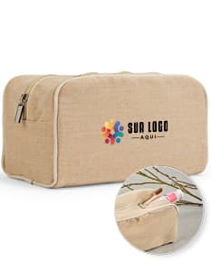 Bolsa de cosméticos marrom e preta, vazia, com fecho de zíper. Ao redor, encontram-se diversos objetos como um carimbo, um dado, uma ferramenta de modelagem, um apontador de lápis, um teclado de computador e uma chave. Há também notas de dinheiro, um cartão de crédito e um saco de compras.