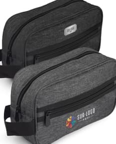 Necessaire de couro preta, estilo corporativo e profissional, ideal para viagens a trabalho. Compartimento espaçoso com suporte para objetos, alça para transporte e fecho em zíper. Perfeito para armazenar documentos, laptop, dinheiro e outros itens pessoais.