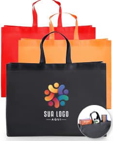 Sacola TNT dourada com laço de fita vermelha, utilizada como embalagem para presentes de várias ocasiões, como aniversários, festas e datas comemorativas.