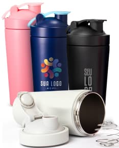 Coqueteleira Térmica 700ml prateada, em metal, com tampa e alça. Objeto para preparar e armazenar bebidas.