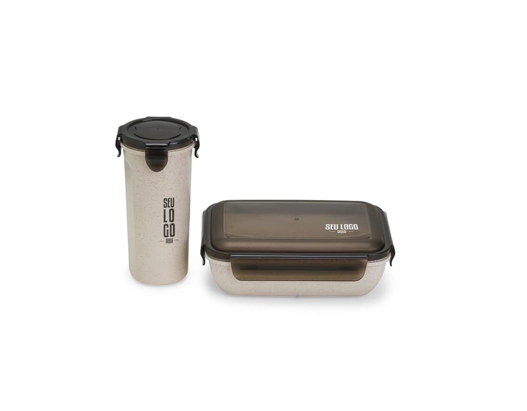 Kit Copo e Marmita Fibra de Bambu em tons de preto e prata. Feito de material de fibra de bambu, moderno e ecológico. Ideal para guardar alimentos e líquidos de forma segura e prática. Excelente para levar para o trabalho, viagens ou passeios. Além disso, fácil de limpar e transportar. Além disso, oferece a possibilidade de armazenar alimentos de forma segura.