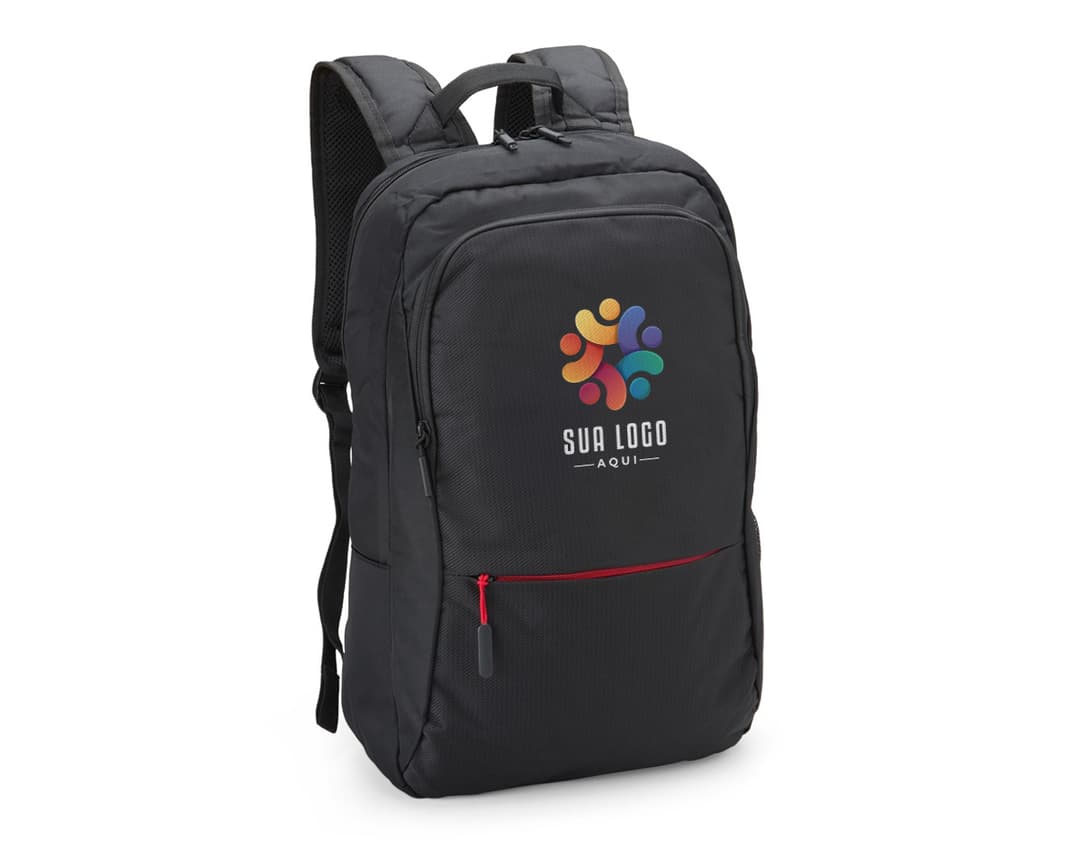 Homem de negócios sorridente e bem-sucedido em um terno preto, segurando uma mochila de nylon de 25L. O homem está em pé, olhando confiante e feliz, em um ambiente de escritório moderno.