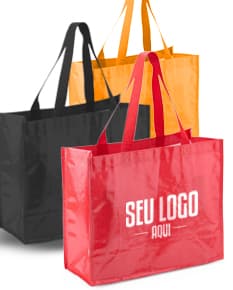 sacola plástica amarela vazia com alça de papel em um fundo branco.