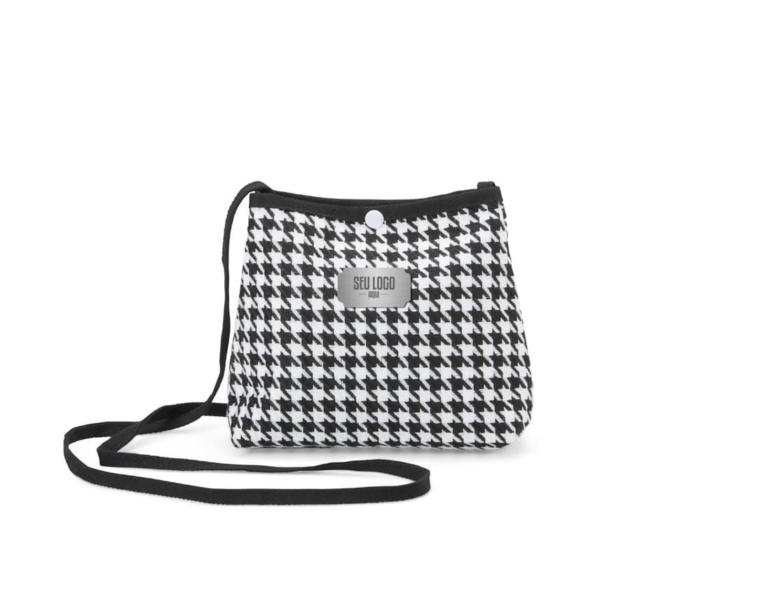 Mini Bolsa Transversal em Algodão preta, com design vintage e textura de tecido grunge desgastado. Possui fecho de correr, bolso externo e interior espaçoso para guardar documentos, dinheiro e objetos pessoais. Ideal para um look moderno e casual.