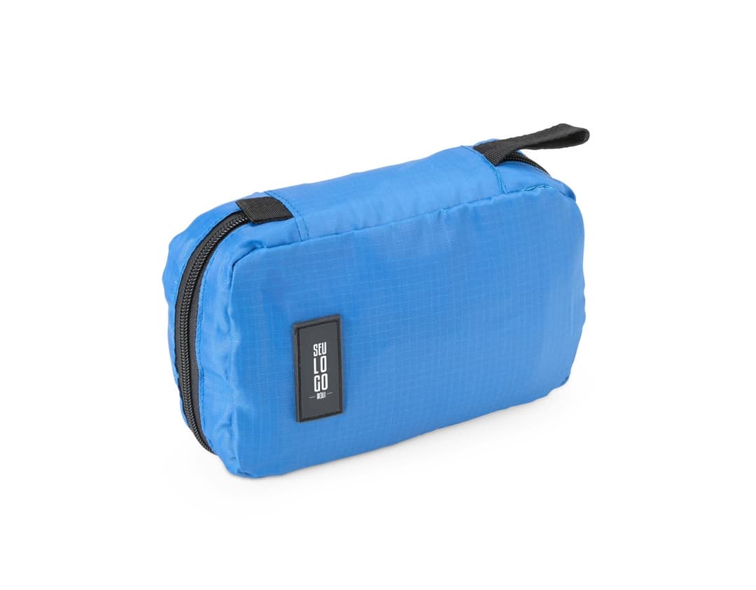 Nécessaire Nylon azul com zíper e alça lateral, ideal para organizar e armazenar itens de higiene pessoal.