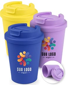 Copo plástico de 400ml, colorido em amarelo e preto, com tampa e alça para manuseio. O objeto é descartável e é utilizado para armazenar bebidas.