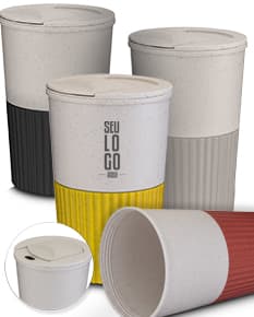 Copo plástico de 400ml em cor rosa, sem tampa, contendo líquido.