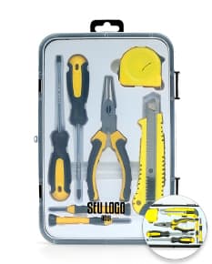 Kit ferramentas 7 peças, incluindo chave de fenda, chave inglesa, martelo, alicate, fita métrica, chave de fenda e furadeira. Feito de metal e plástico, ideal para trabalhos de reparo e construção. Cor amarela e preta, em uma caixa de ferramentas.