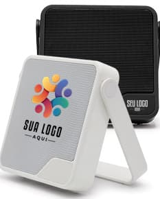 Caixa de som preta com botões de controle de volume e conexão Bluetooth no lado direito e textura de tecido na parte frontal.