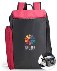 Mochila Poliéster 32 Litros em cor preta, com dois bolsos frontais e alças acolchoadas.