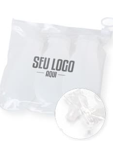 Kit Viagem 3 Peças em embalagem de papel com design elegante e limpo. Contém uma roupa íntima feminina de cetim acompanhada de um soutien de renda. Embalagem contém laço decorativo e possui brilho, ideal para presente de celebrações especiais.