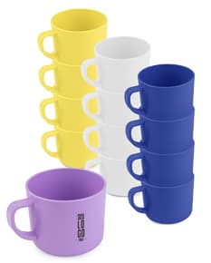Conjunto de xícaras em porcelana branca, com pires e desenhos florais coloridos em tons de azul, amarelo e rosa.