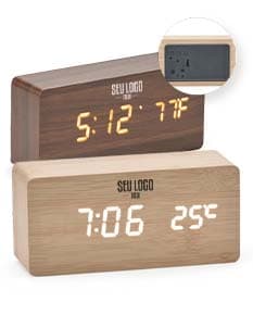 Relógio despertador com painel LED mostrando a hora e a temperatura ambiente. Cor prata e design moderno.