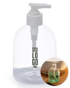 Frasco plástico de 500ml em cor transparente, com tampa de rosca branca.