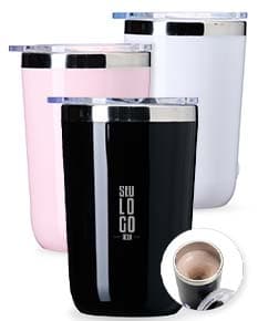 Copo com Misturador 300ml em cor azul transparente, com tampa de rosca e misturador interno.