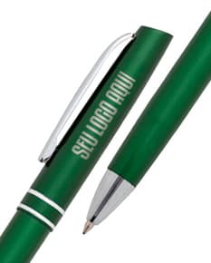 Caneta semimetal na cor prata, em destaque sobre um fundo branco.