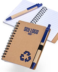 Caderno Ecológico com Caneta em fundo branco.
