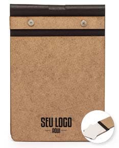 Bloco de anotações ecológico com papel em branco, textura vintage marrom e design retro. Ideal para escrever mensagens, lembretes e notas no escritório. Feito de material isolante e com acabamento texturizado, possui borda de madeira e espaço para escrever. Perfeito para anotações rápidas e organização.