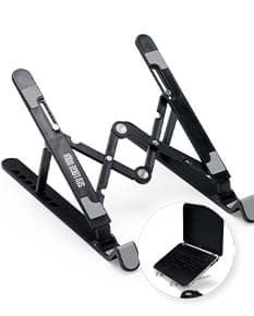 Suporte retrátil para notebook em metal prateado, design industrial e tecnológico. Inclui suporte, assento, Equipamento eletrônico e dispositivo de comunicação.