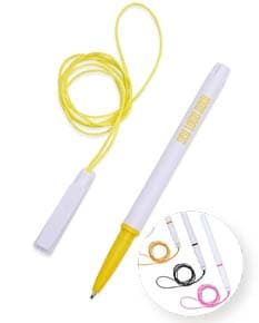 Caneta plástica com cordão, objeto de escrita em plástico preto, com design ajustável e cordão para fixação. Ideal para uso em escritórios, escolas e em casa.