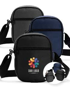 Bolsa de ombro de poliéster preta com alça de couro, fecho metálico, equipada com bolso interno e design moderno. Ideal para viagens e uso diário.
