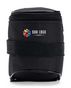 Produto: Bolsa Selim Bicicleta Oxford. Equipamento eletrônico moderno, com mecanismo de controle de abertura, regulador de foco e lente zoom. Feito em metal e plástico, com detalhes em vidro e flash. Modelo profissional para fotografia, com tecnologia digital e mecânica. Ideal para armazenamento de equipamentos fotográficos. Estilo vintage e portátil, em tom de prata com reflexos de aço.