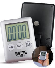 Cronômetro Timer de cor preta sobre fundo branco, mostrando os números em destaque.