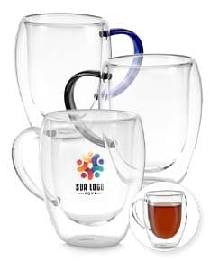 Caneca de Vidro Borossilicato transparente sobre fundo branco.