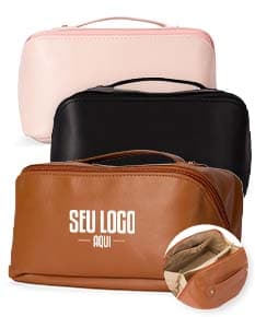Necessaire de couro sintético na cor preta, com zíper e logo da marca em dourado na parte frontal.